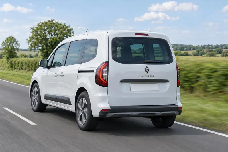 Renault Kangoo sur route, vue de trois quarts arrière